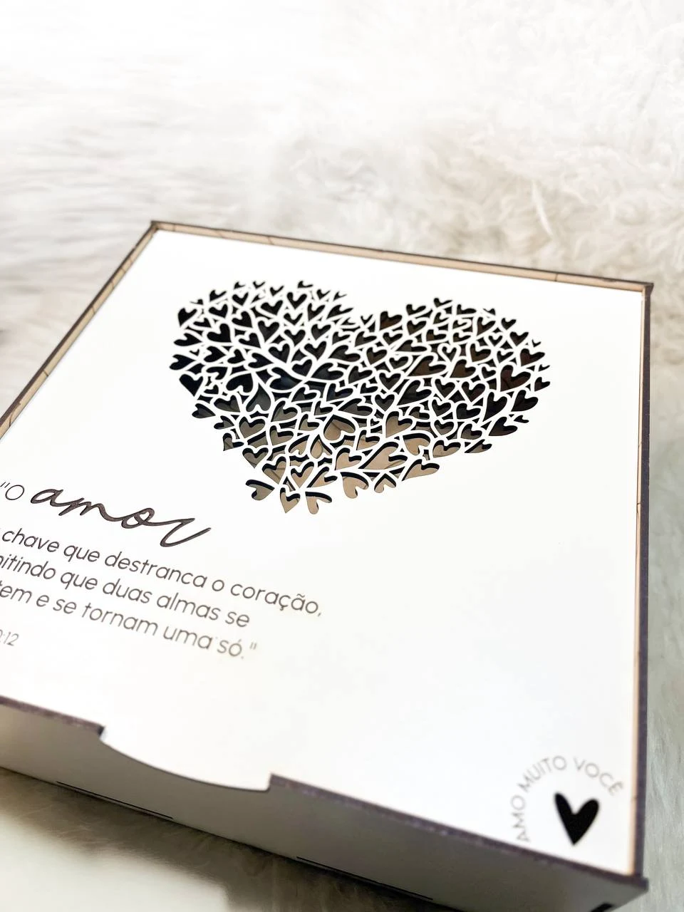 Caixa Personalizada com Coração Vazado – Dia dos Namorados - Imagem 1